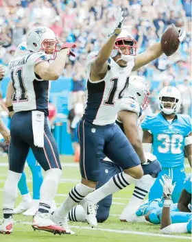  ??  ?? Michael Floyd, wide receiver de los Patriots, celebra una anotación como parte de la victoria de su conjunto ante los Dolphins de Miami.