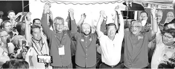  ?? - Bernama photo ?? Kedah Pakatan Harapan Chairman Datuk Seri Mukhriz Tun Mahathir (third, left), taking group photos after a press conference at Wisma Amanah, Bandar Stargate, Kedah.