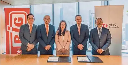  ?? ?? (From left) Aeon BiG marketing head Nazwan Effendy Choong and managing director Sheikh Farouk Sheikh Mohamed with HSBC Malaysia global banking head Christina Cheah, HSBC Amanah chief executive officer Raja Amir Shah and HSBC Malaysia head of multinatio­nals and global banking Shreyas Krishna at the signing ceremony.