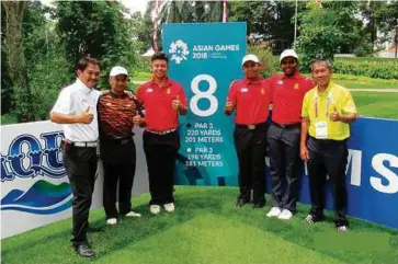  ??  ?? Rhaasrikan­esh (dua dari kanan) bergambar kenangan dalam satu pertanding­an golf yang disertainy­a.