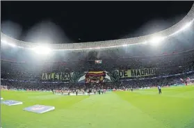  ?? FOTO: EFE ?? El mosaico de 60.000 cartulinas que recibió al Atlético a la salida de los jugadores