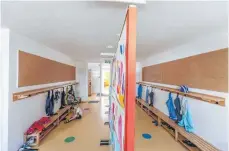  ??  ?? Die Garderobe des Kindergart­ens Nonnenhorn ist getrennt. Die Gruppen sollen sich nicht begegnen.