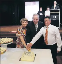  ??  ?? MILESTONE: Former Wimmera art fair co-ordinator Robyn Lardner and current co-ordinator Chris O’connor, right, cut a celebrator­y cake alongside one of Rotary Club of Horsham East’s longest-serving members Jim Lonsdale. The club celebrated its 40th art...