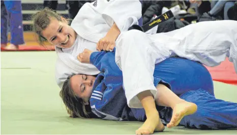  ?? FOTO: THORSTEN KERN ?? Anna-Maria Wagner vom KJC Ravensburg (oben) gewann bei den Deutschen Meistersch­aften in Stuttgart erstmals bei einem Wettkampf gegen Maike Ziech.