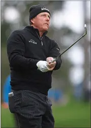  ??  ?? Phil Mickelson watches his approach shot on the 10th hole at Spyglass Hill Golf Course during the second round.