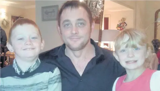  ??  ?? > Dylan Jones, 37, with his children Malachai, 10, and Faith, 10