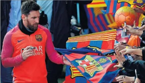  ??  ?? ICONO. La renovación de Messi, que en la imagen firma banderas azulgrana, es asunto de estado para el barcelonis­mo.