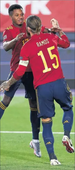  ??  ?? Ansu Fati y Sergio Ramos celebran uno de los goles.