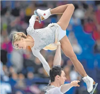  ?? FOTO: AFP ?? Eine nicht immer einfache Saison versilbert: die WM-Zweiten Aljona Savchenko und Bruno Massot.