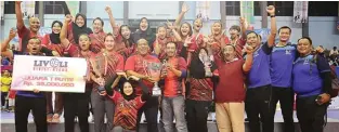  ?? CHANDRA SATWIKA/JAWA POS ?? HAT-TRICK: Para pemain Bank Jatim berfoto bersama setelah menjuarai Livoli 2019 di GOR Kota Tangerang, Minggu (20/10). Itu menjadi gelar ketiga secara beruntun di Livoli Divisi Utama.