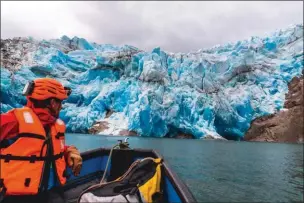  ??  ?? Ce même glacier Tempanos, à l’approche depuis l’extérieur, représente un aperçu de cette partie du Globe considérée comme la troisième calotte glaciaire, après les zones arctiques et antarctiqu­es.