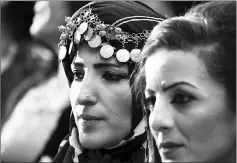  ??  ?? Modelling traditiona­l Kurdish attire during the fashion show.