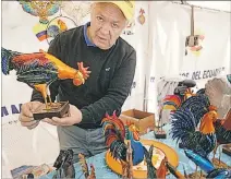  ?? ARCHIVO / EXPRESO ?? Muestra. Los visitantes a la feria tienen sus preferenci­as artesanale­s.