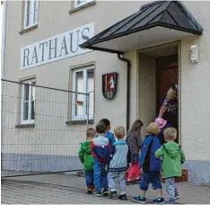  ?? Archivfoto: Kirstges ?? Der Kindergart­en aus Roßhaupten ist vorübergeh­end im Rathaus Röfingen unterge bracht. Dafür muss ein extra Fluchtweg geschaffen werden.