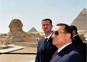  ??  ?? Hosni Moubarak reçoit le président syrien, Bachar al-assad, devant les pyramides de Gizeh, le 20 mars 2002.