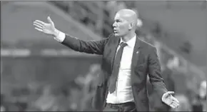  ??  ?? Real Madrid kreeg voor het eerst onder leiding van trainer Zinédine Zidane drie tegen doelpunten in een duel. Het Champions League-uitduel met Legia Warschau eindigde in 3-3. De trainer stak na afloop de hand in eigen boezem. (Foto: Nusport)