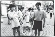  ?? WANG FENG / FOR CHINA DAILY ?? Zhang Fengyuan, her husband and daughter in Central Avenue in Harbin in 1997.