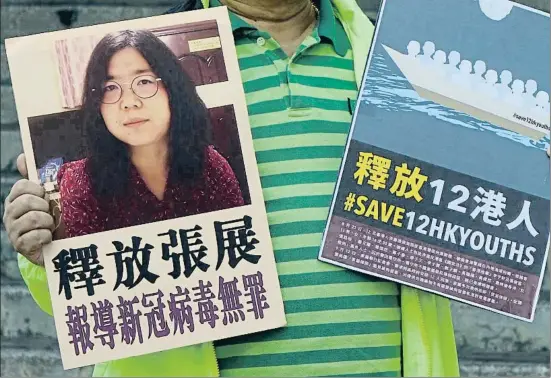  ?? KIN CHEUNG / AP ?? Un activista se manifiesta por Zhang Zhan y los 12 jóvenes que trataron de huir a Taiwán, ayer ante la oficina hongkonges­a de enlace con Pekín