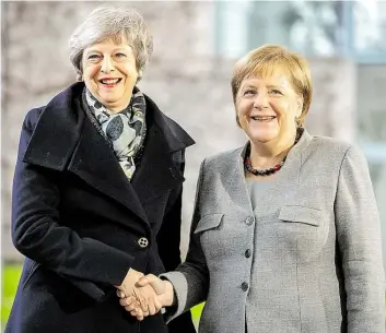  ?? DPA-BILD: KAPPELER ?? Lächeln die kleine Auto-Panne weg: Großbritan­niens Premiermin­isterin Theresa May (links) wird von Bundeskanz­lerin Angela Merkel freundlich in Berlin begrüßt.
