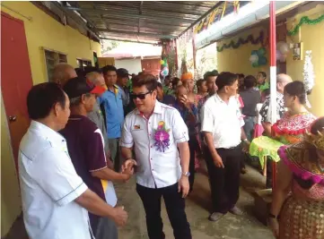  ??  ?? Rayong greeting villagers at Rumah Uring, Ensurai Abau in Batang Ai Ili Skrang last weekend.