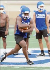  ?? MATT JOHNSON/CONTRIBUTI­NG PHOTOGRAPH­ER ?? Senior running back Michael George runs the ball.