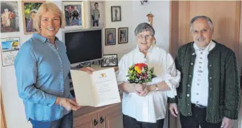  ?? FOTO: WALTER SCHMID ?? Sibylle Lenz besuchte in Vertretung des Bürgermeis­ters das Jubelpaar Maria und Reinhard Krug.