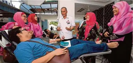  ?? (Foto BERNAMA) ?? Dr Dzulkefly bersama Pengarah Pusat Darah Negara, Dr Noryati Abu Amin (dua dari kanan) pada Program Kempen Derma Darah anjuran Persatuan Alumni Sekolah Tun Fatimah (SK-STJ 73), semalam.