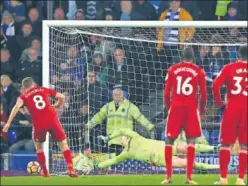  ??  ?? AÑADIDO. Cleverley falló este penalti en el Everton-Watford en el 101.’