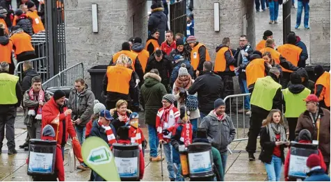  ?? Foto: Matthias Koch, Imago ?? Wer sich im Stadion ein Bundesliga­spiel ansieht, wird vor dem Einlass untersucht, wie hier in Berlin vor einem Heimspiel gegen den FC Bayern. Doch reichen die Kontrollen aus? In Hamburg war das am Wochenende offensicht­lich nicht der Fall.