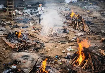  ??  ?? Sur un site de crémation, à New Delhi, le 26 avril. Actuelleme­nt, autour de 50000 personnes succombera­ient chaque jour du Covid en Inde.