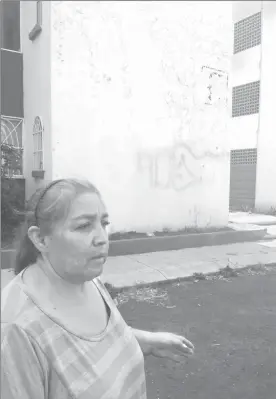  ??  ?? Vandalizad­as y solas se encuentran muchas viviendas hechas por desarrolla­dores y adquiridas con créditos del Infonavit en Michoacán. En todo el país suman casi 200 mil, según datos de El Barzón ■ Foto Sanjuana Martínez