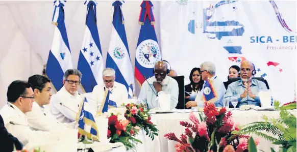  ??  ?? REGIÓN. El presidente de Honduras, Juan Orlando Hernández, en la LII Cumbre del Sica en Belice.