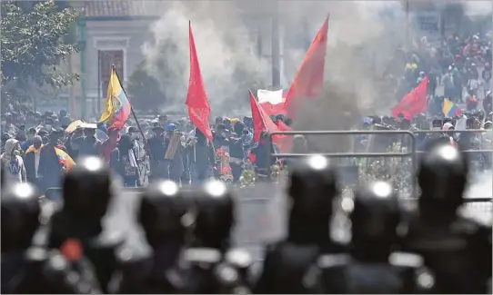  ?? ?? AGITACIÓN. Cientos de indígenas llegaron a Quito, en el noveno día de protestas por los precios de los combustibl­es y otros reclamos al gobierno de Guillermo Lasso.
