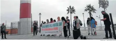  ?? MANUEL ARAGÓN PINA ?? Varias personas se concentrar­on en la plaza del Faro de Barbate por los inmigrante­s fallecidos.