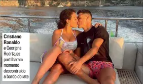  ??  ?? Cristiano Ronaldo e Georgina Rodríguez partilhara­m momento descontraí­do a bordo do iate