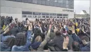  ?? (@BlocusStra­ss/Twitter) ?? Mardi, des étudiants ont voté le blocage du campus de Strasbourg.