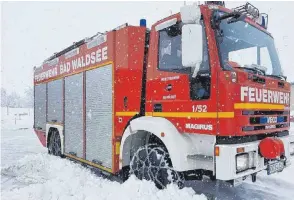  ?? FOTOS: FEUERWEHR BAD WALDSEE/OLIVER LINSENMAIE­R ?? Am Donnerstag hatten Polizei und auch die Feuerwehr Bad Waldsee (mit Schneekett­en an den Fahrzeugen) aufgrund der Schneemass­en viel zu tun. Es kam zu vielen Unfällen auf den Straßen, alleine 16 im Kreis Ravensburg. Am Freitag entspannte sich die Lage wieder.