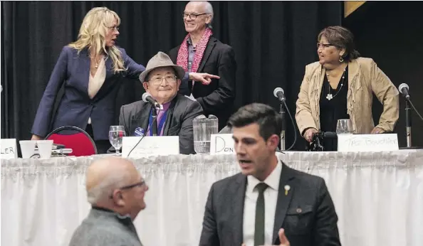  ?? SHAUGHN BUTTS ?? Edmonton mayoral candidates took part in the final mayoral forum Wednesday at the Italian Culture Centre. Clockwise from left back: Carla Frost, George Lam appearing for Henry Mak, Bob Ligertwood, Taz Bouchier and Don Iveson talk during a break in the...