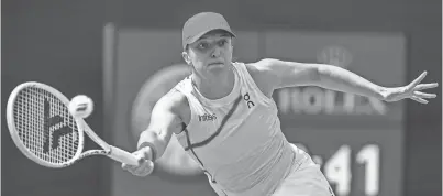  ?? ANDY ABEYTA/THE DESERT SUN/USA TODAY NETWORK ?? Iga Swiatek returns to Maria Sakkari during the women’s singles final at the BNP Paribas Open in Indian Wells, Calif., on March 17.