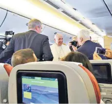  ??  ?? ► Sector asignado a la prensa, en el avión papal utilizado para la gira por Chile y Perú.