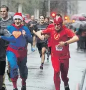  ?? FOTO: LUIS MARI UNCITI ?? A la izquierda, arriba y abajo, los vencedores de la San Silvestre Donostiarr­a Betty Urruty y Eneko Agirezabal