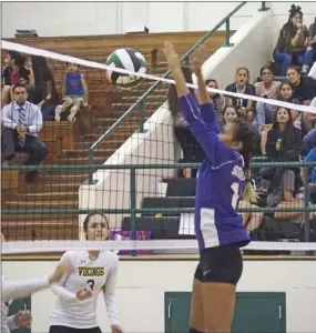  ?? PHOTO ?? Southwest High’s Skye Silva connects for a solo block against Holtville High during an IVL game on Thursday night. KARINA LOPEZ