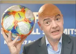  ??  ?? MUNDIAL. Infantino, de la FIFA, con el balón para Francia 2019.