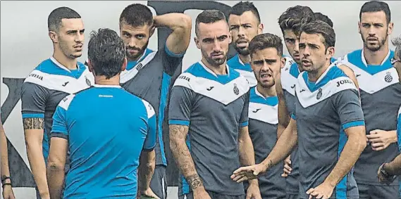  ?? FOTO: PERE PUNTÍ ?? Los jugadores del Espanyol, hablando con Quique Ayer en el entrenamie­nto, se pasó revista a los errores que se dieron ante el Alavés en la derrota del sábado. Hizo daño el KO