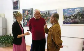  ?? FOTO: SASCHA MARGON ?? Bis zum . Dezember präsentier­t Dyrck Bondzin (Mitte) seine Werke unter dem Titel „Aspekte aus meinem Dresdner Atelier“.