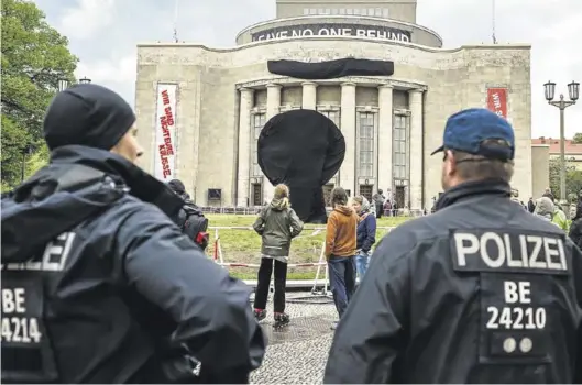  ?? EFE / EPA / CLEMENS BILAN ?? Policías contra la protesta de todos los sábados en la plaza Rosa de Luxemburgo de Berlín.