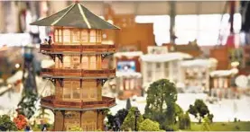  ?? ALGERINA PERNA/BALTIMORE SUN PHOTOS ?? The Patterson Park pagoda is one of the local landmarks displayed in the Highlandto­wn train garden, which marks its 10th anniversar­y this year.