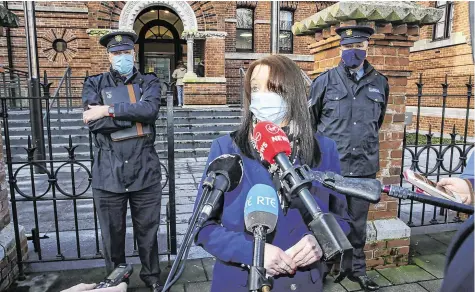  ?? PHOTO: DARAGH MCSWEENEY/ CORK COURTS ?? Brave:
Una Ring outside Cork Circuit Criminal Court, with Sergeant John Sharkey and Inspector Eoghan Healy.