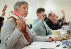  ?? Foto: dpa/Jörg Carstensen ?? LINKEN-Landeschef­in Katina Schubert bei der Stimmabgab­e