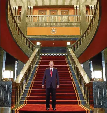  ?? A. ALTAN / AFP ?? Erdogan im 2014 eingeweiht­en neuen Präsidente­npalast in Ankara. Der prunkvolle Komplex mit rund 1000 Zimmern soll 270 Millionen Euro gekostet haben.